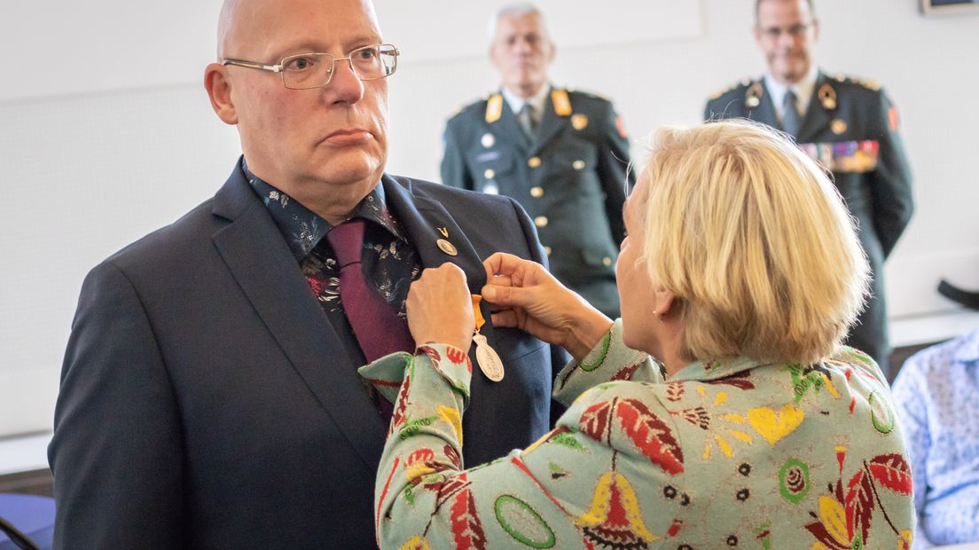 Henk Struijs (64) uit Groesbeek heeft een Erepenning gekregen uit handen van de minister van Defensie, Ank Bijleveld. In 2006 voorkwam hij een gezinsdrama in het Drentse Havelte toen de ex-man van zijn buurvrouw met een mitrailleur rondzwaaide.