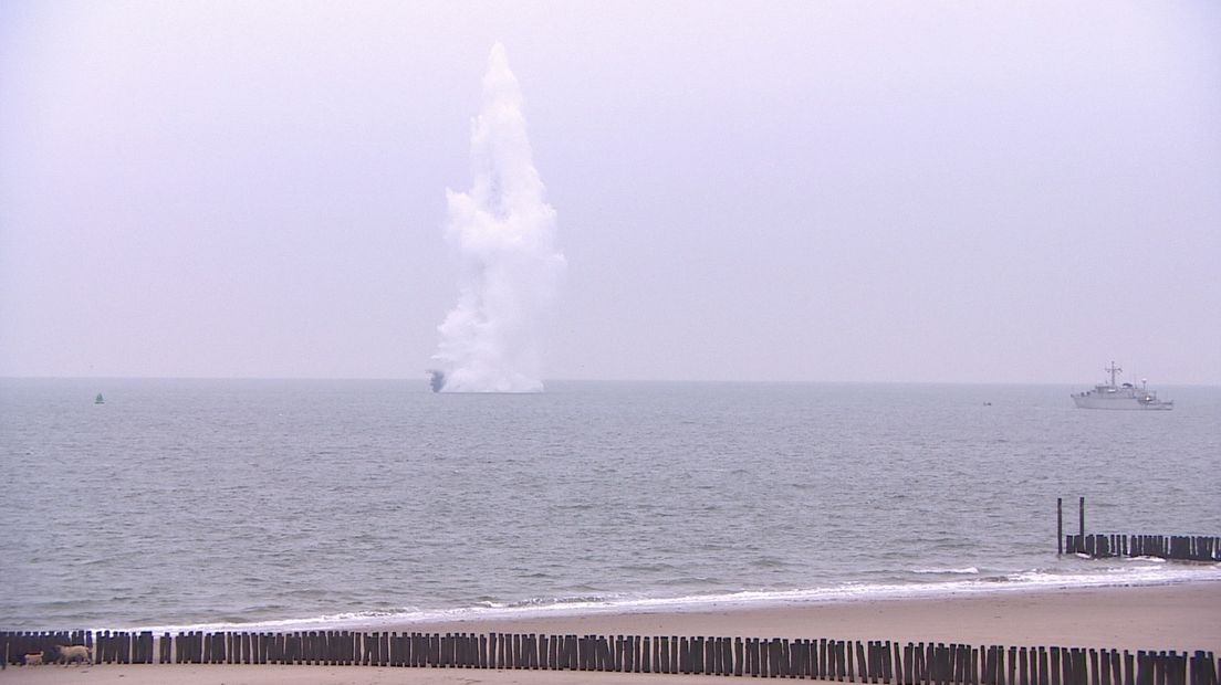 Harde klap en waterfontein door exploderende zeemijn; 'En er ligt hier nog veel meer'