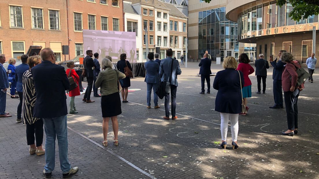Enkele tientallen wethouders kijken in Den Haag naar videoboodschappen van hun collega's die de noodklok luiden