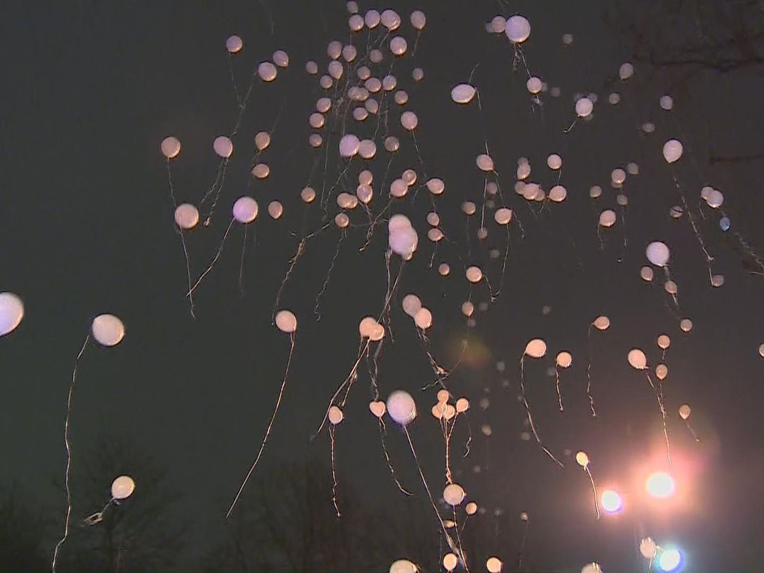 Witte ballonnen bij de herdenking van rapper Feis in Rotterdam-West
