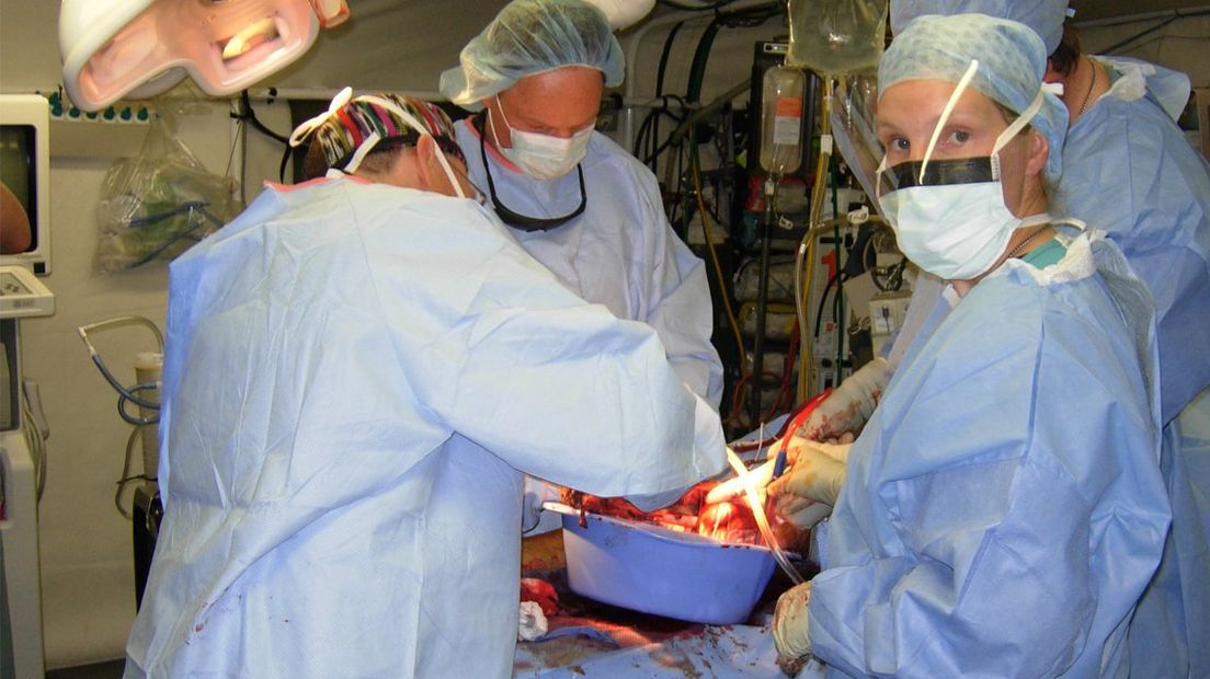 Maaike Hoogewoning tijdens een operatie | Privéfoto