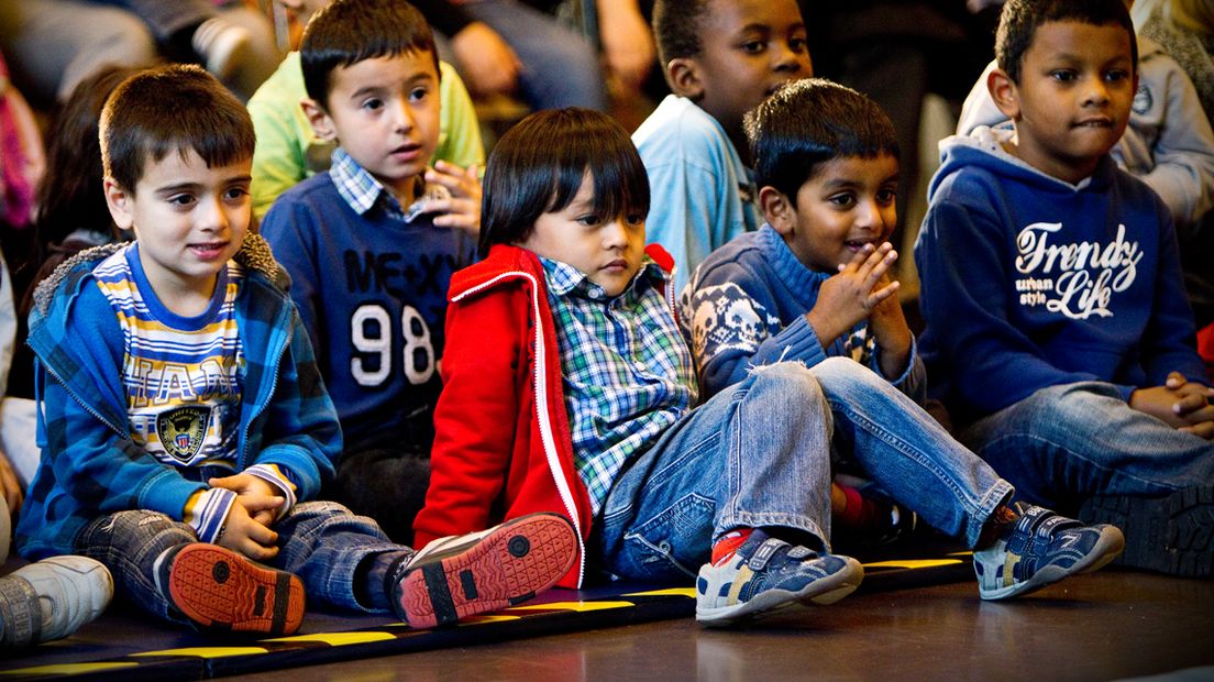 Kinderen kijken naar een voorstelling tijdens De Betovering