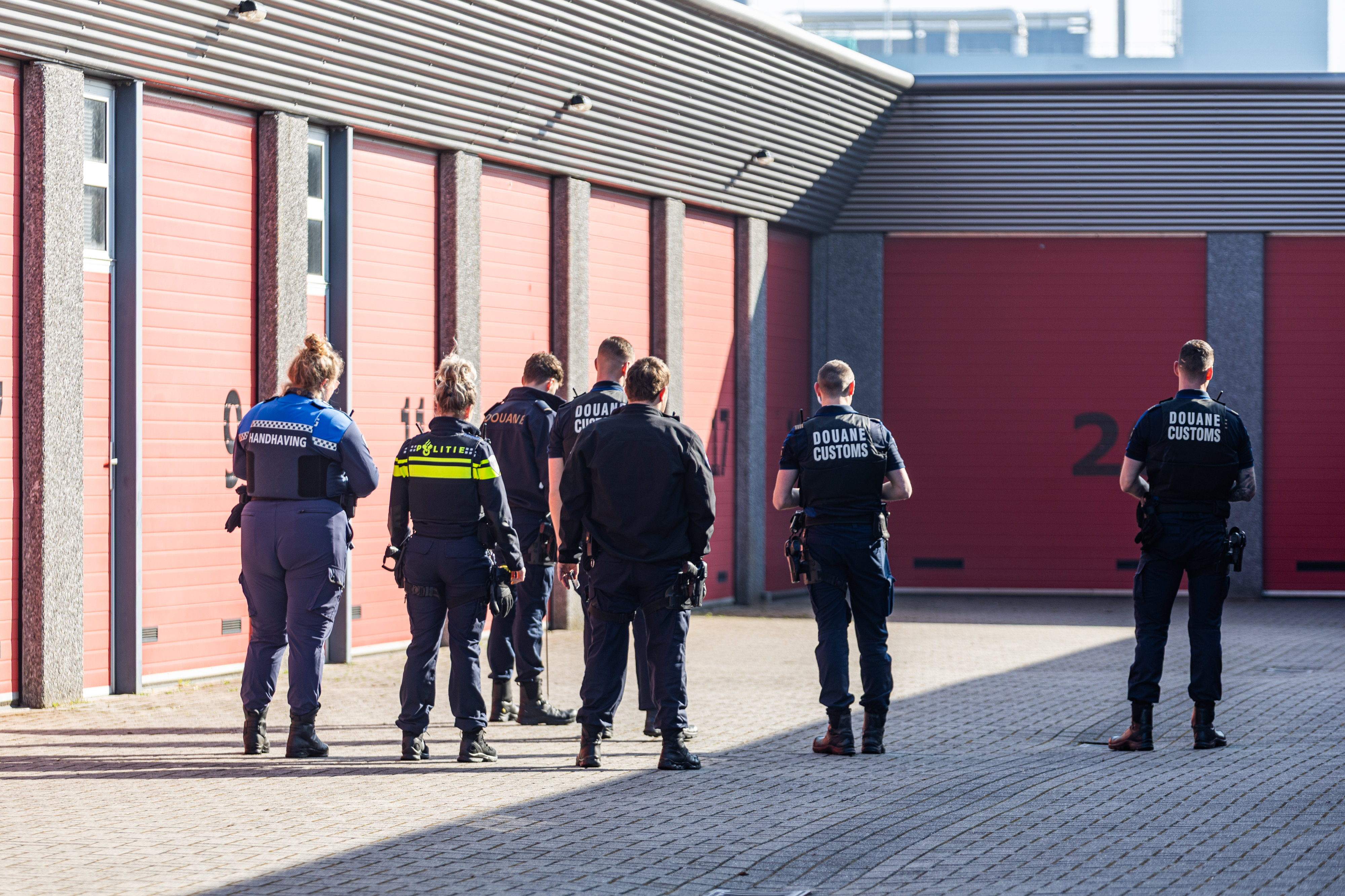 Plysje en dûane kontrolearje bedriuweterrein op It Hearrenfean