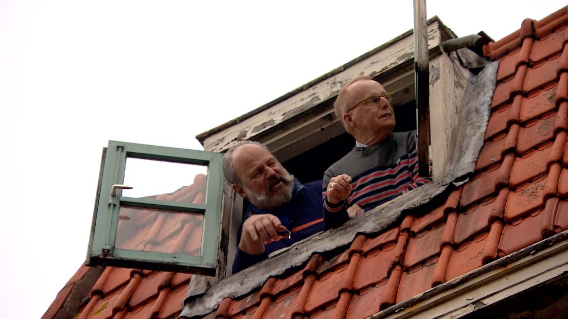 Joop van den Berg op de zolder in Zierikzee samen met de huidige bewoner