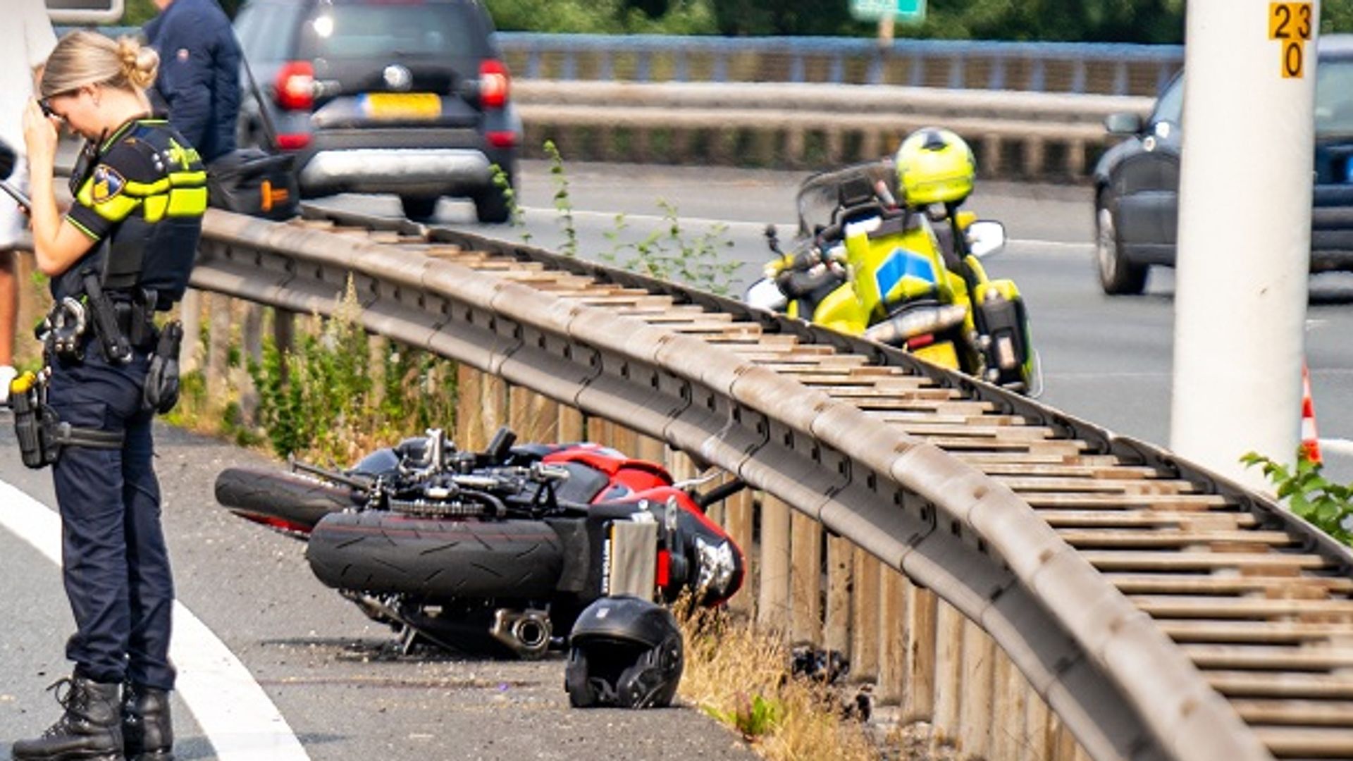 Motorrijder Overleden Na Botsing Op A20 In Rotterdam | Automobilist Met ...