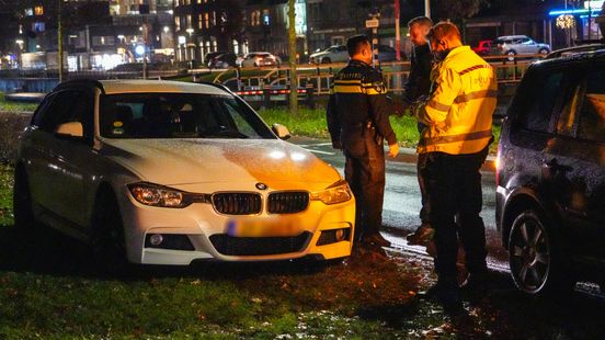 Overstekend jongetje raakt gewond door aanrijding in Nieuw-Amsterdam.