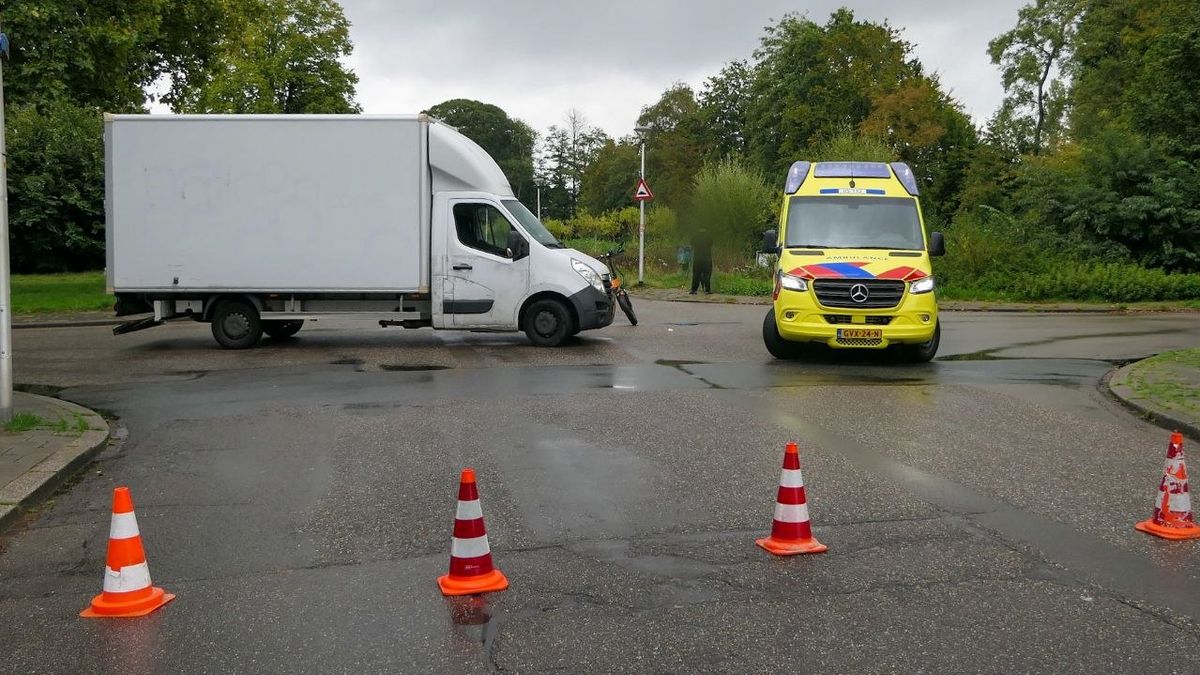 112 Nieuws: Fietser gewond in Enschede na aanrijding met bestelbus | Man aangehouden na aanrichten r
