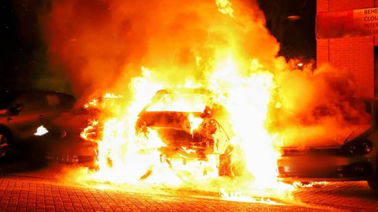 Grote autobrand verwoest drie auto's