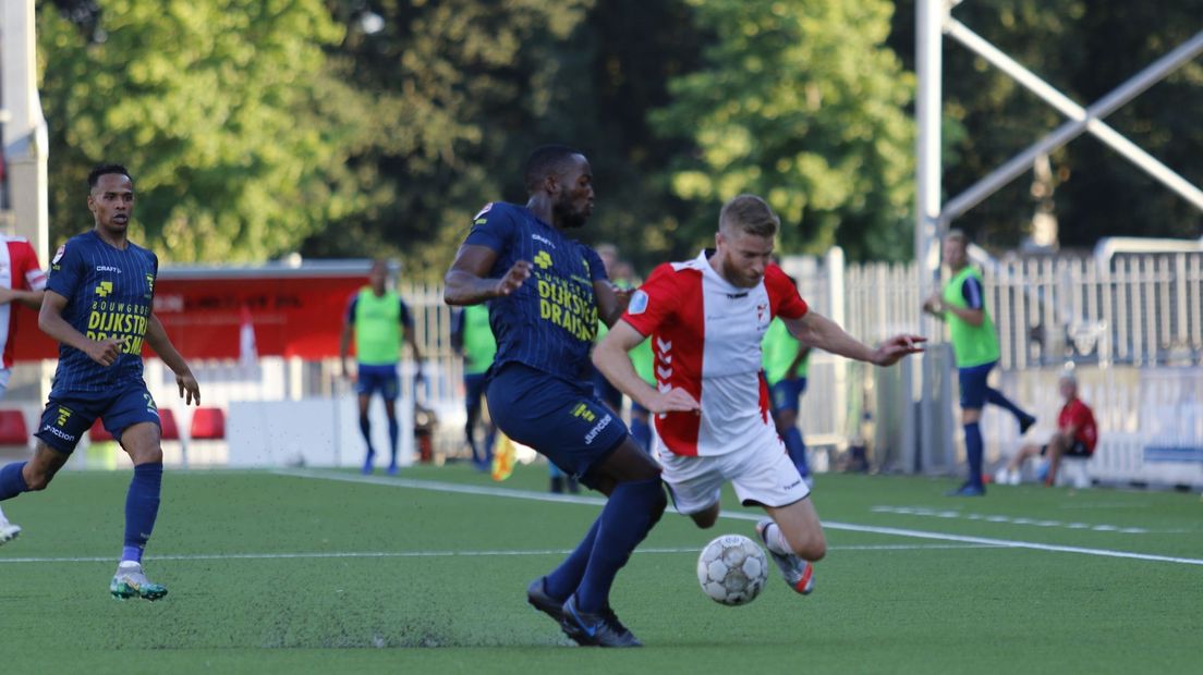 FC Emmen-speler Michael de Leeuw komt niet langs Cambuur-verdediger Calvin Mac-Intosch (Rechten: Chris Kunst Fotografie)
