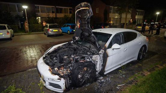 Opnieuw autobranden • chauffeur helpt bij ongeluk. Opnieuw autobranden • chauffeur helpt bij ongeluk.