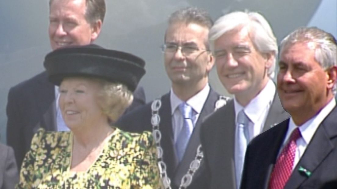 Rex Tillerson (rechts) naast Max van den Berg