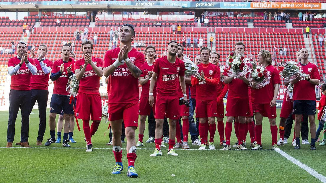 Spelers van FC Twente bedanken het publiek
