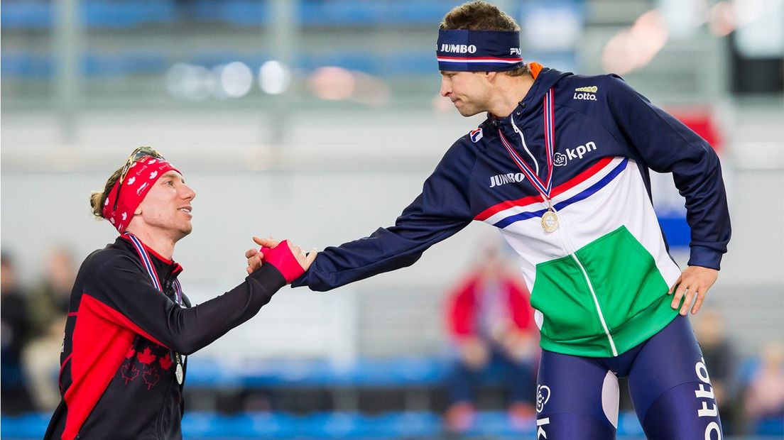 Ted-Jan Bloemen feliciteert Sven Kramer.