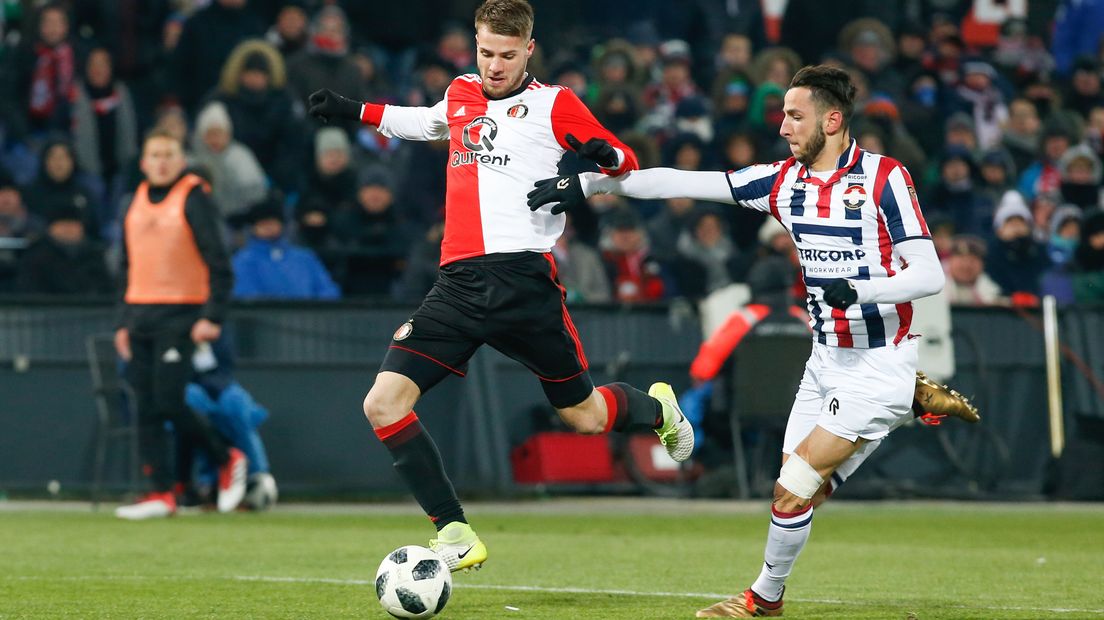 Bart Nieuwkoop in duel met Ismail Azzaoui van Willem II