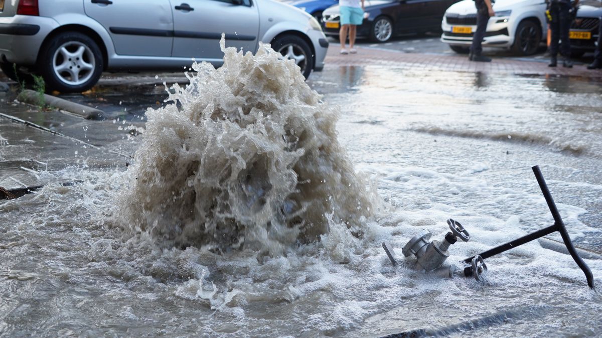 Waterleiding breekt tijdens blussen woningbrand, waterfontein uit grond zet straten blank