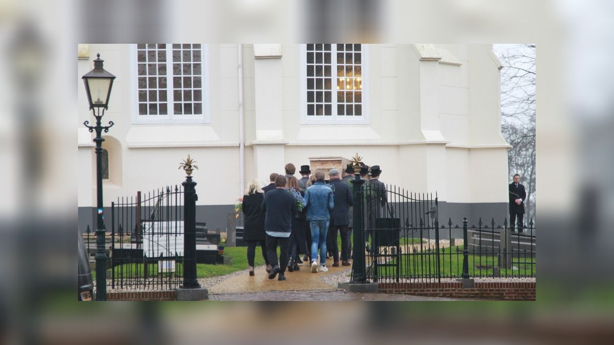 Wieteke van Dort en Frank Groothof over de uitvaart van Aart Staartjes