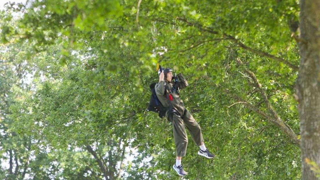 Parachutist gewond na landing in boom.