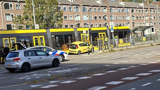 Auto botst op tram | Vertraging na ongelukken A27. Auto botst op tram | Vertraging na ongelukken A27.