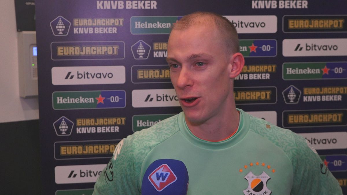 Katwijk-held Stan van Bladeren pakt drie penalty's tegen Vitesse