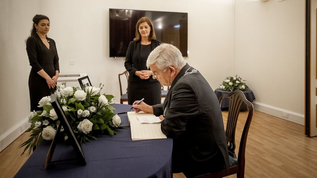 Burgemeester Van Zanen tekent het condoleanceregister