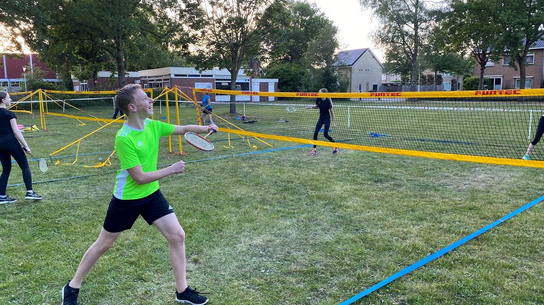 Badmintonnen op het grasveld naast de sporthal in Heino