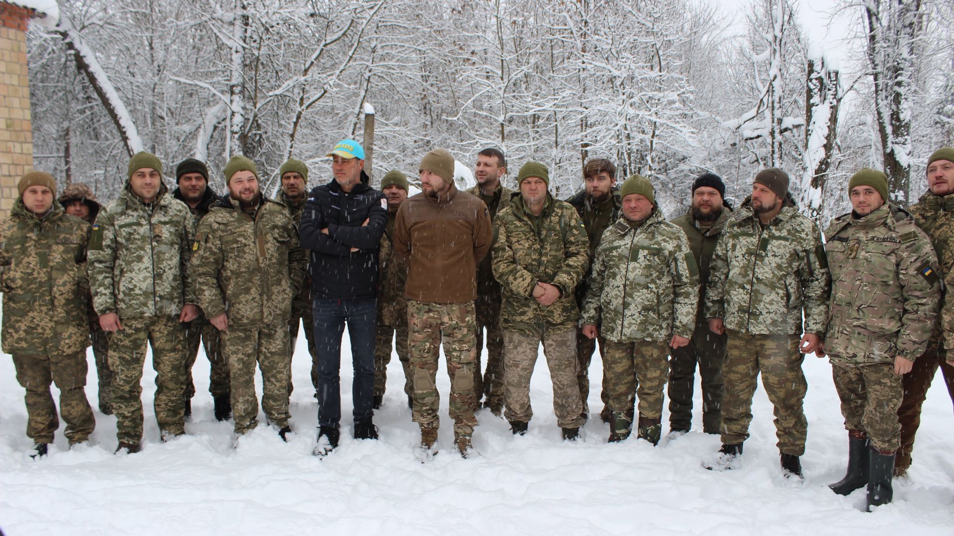 Sander de Kramer aan tussen de Oekraïense soldaten