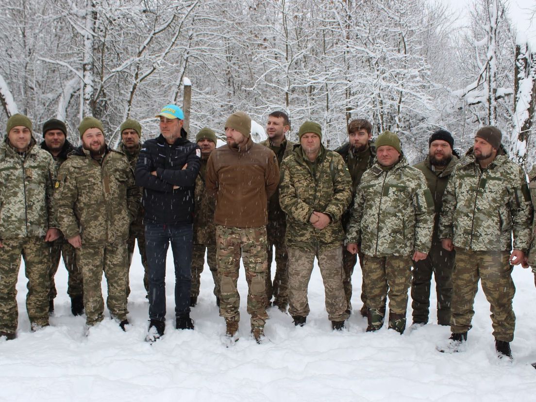 Sander de Kramer aan tussen de Oekraïense soldaten