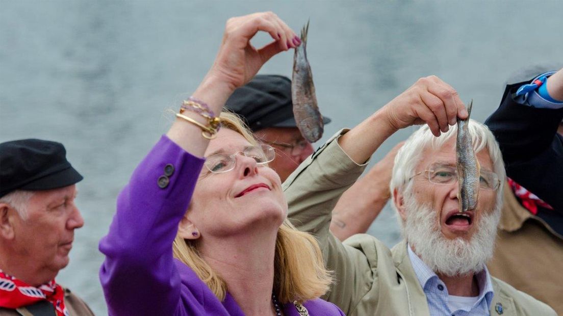 Ook de burgemeester hapt lekker mee. Foto Richard Mulder