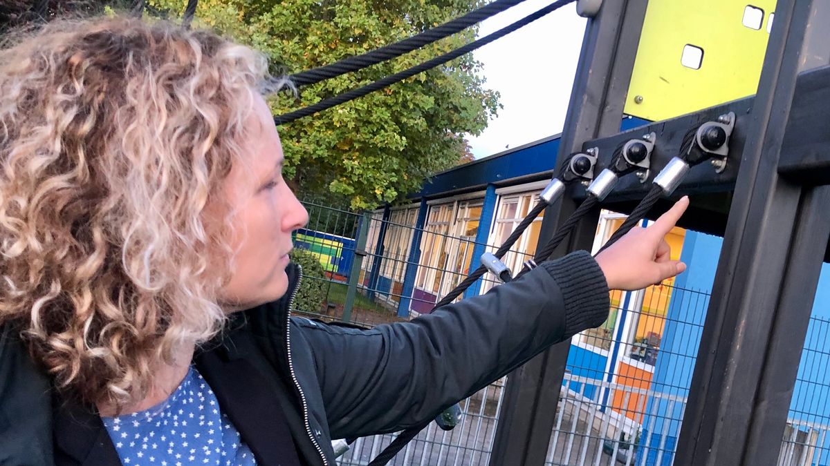 Wie draait steeds de bouten uit speeltoestellen bij basisschool Piershil?