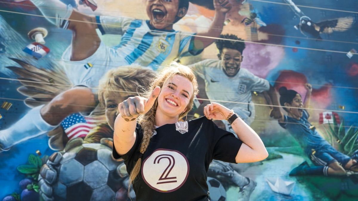 Rosalie (27) uit Doesburg maakte een immens groot WK-schilderij in Texas