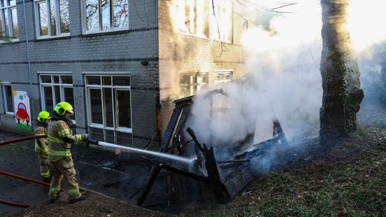 Omwonenden zien vlammen uitslaan, grote schade school na brandstichting