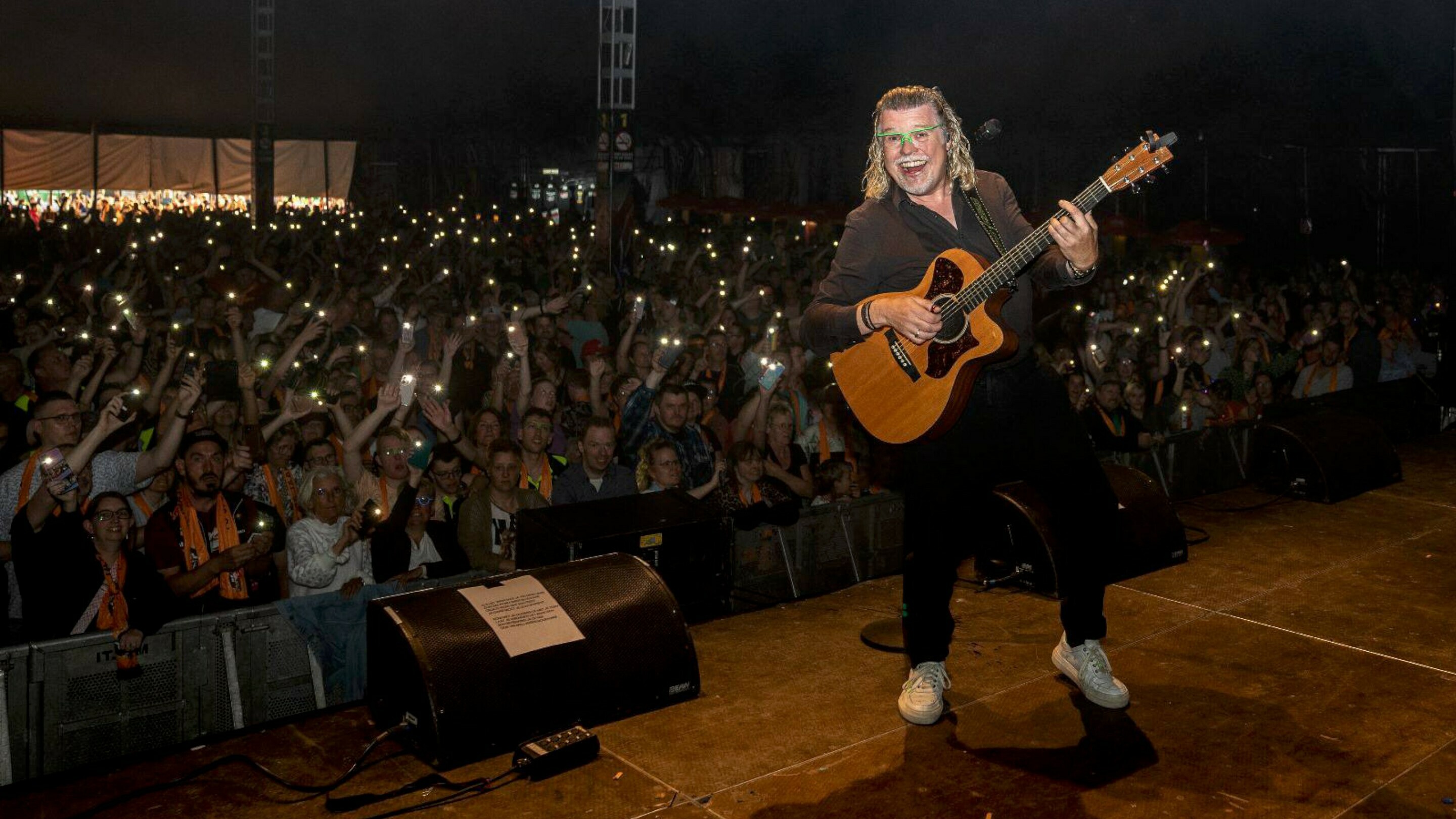 Eerbetoon aan René Karst: twee liedjes in Top 2000, ook stijgingen te zien in Drentse 1000