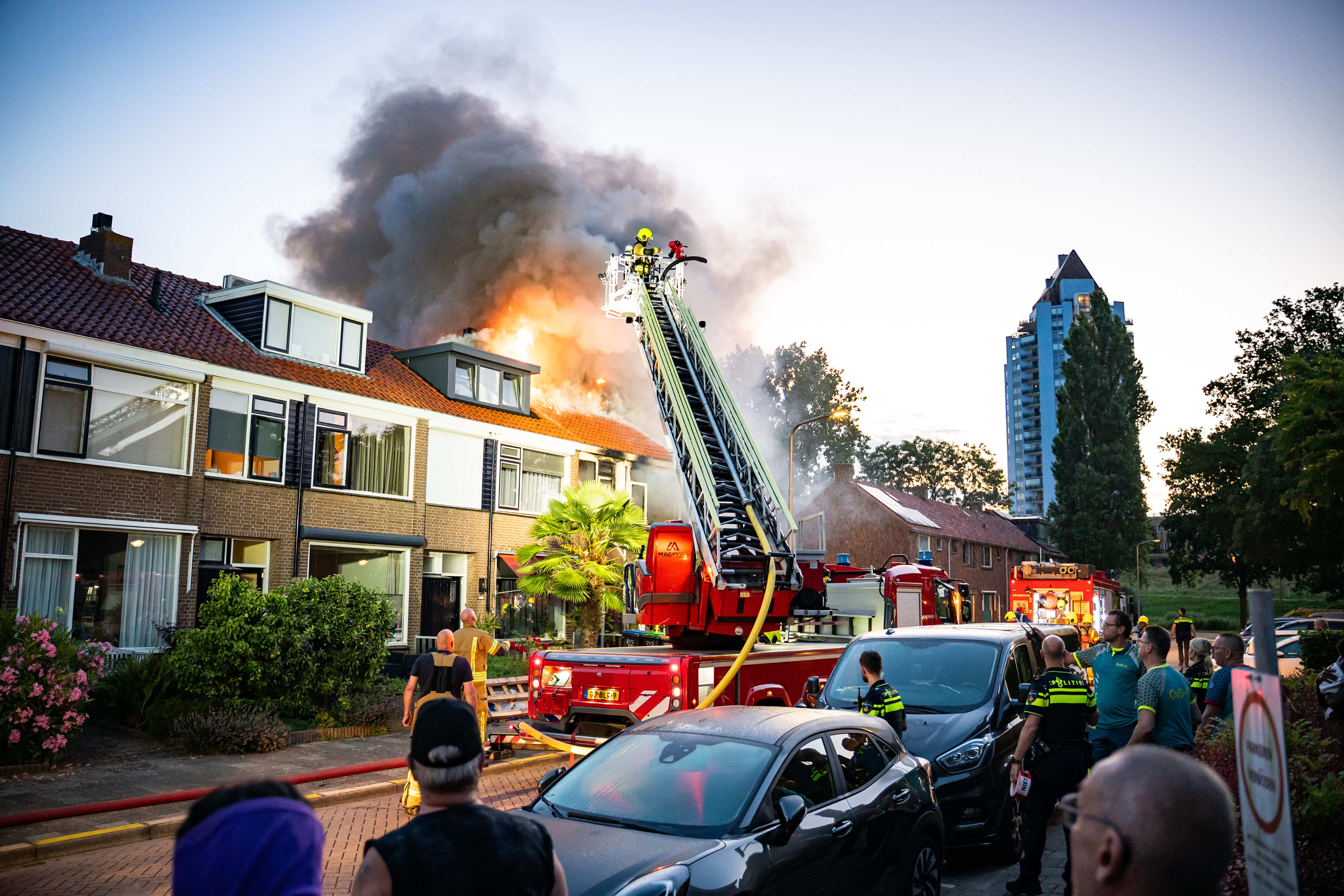 De vlammen sloegen uit het dak van de hoekwoning.