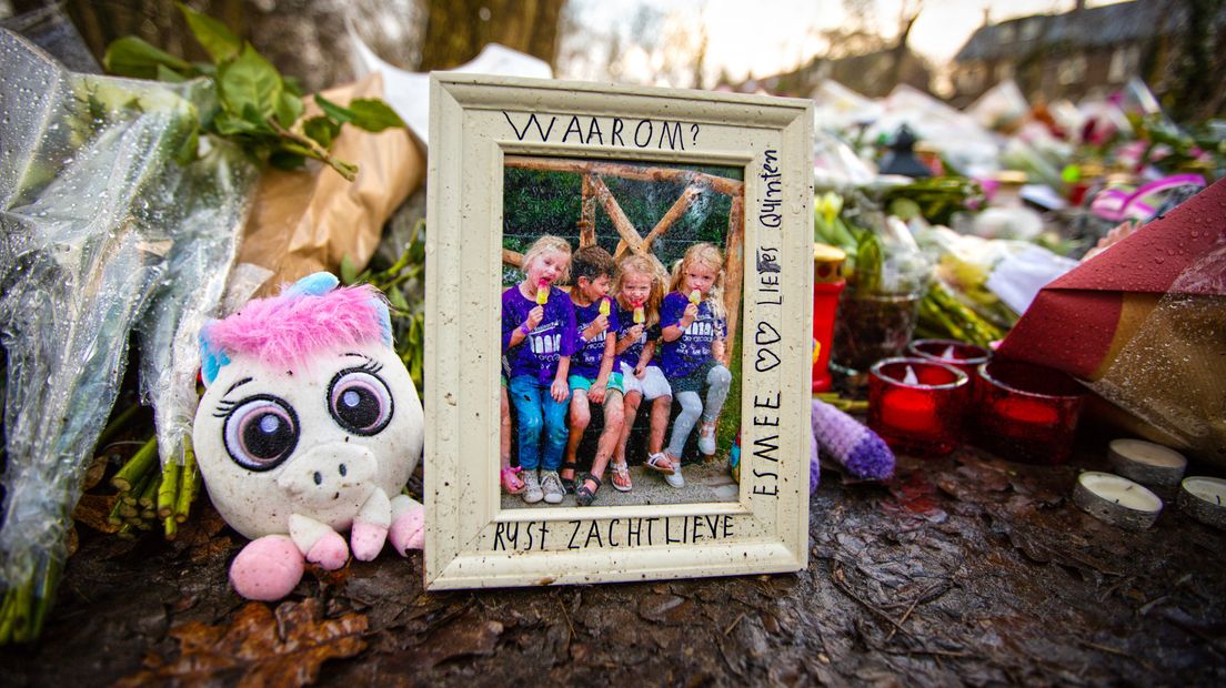 Bloemen, knuffels, kaarsjes en een foto op de plek waar Esmee werd gevonden