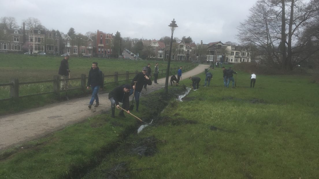 Werk aan de winkel woensdag in Park Sonsbeek in Arnhem. Met man en macht wordt het park klaargestoomd voor het nieuwe seizoen. En dat betekent onder meer opruimen en het gras behandelen. Parkboswachter Jeroen Glissenaar krijgt daarbij de hulp van 30 leerlingen van het Beekdal Lyceum.
