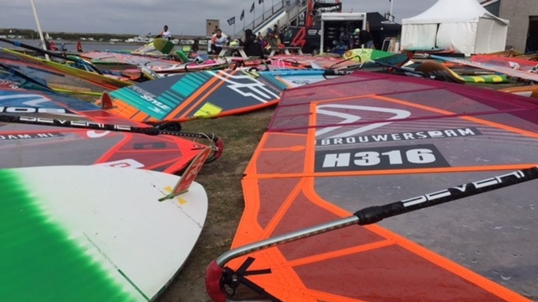 EK Freestyle Windsurfen van start op Brouwersdam (video)