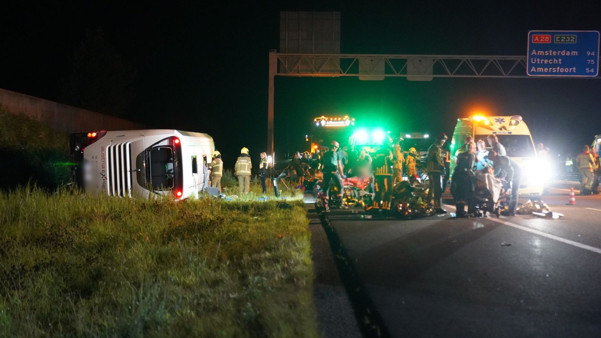 Foto: Meerdere gewonden na ernstig ongeval met touringcar op A28