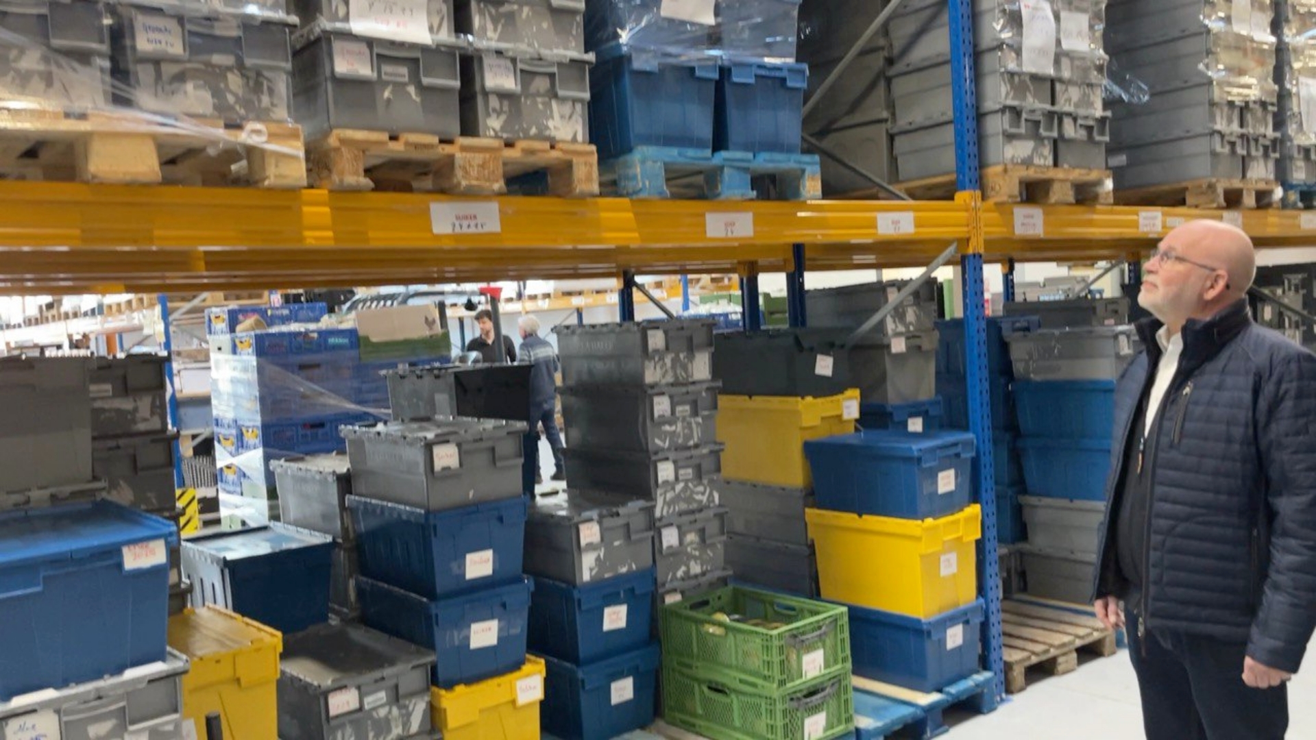 Henk Staghouwer in het distributiecentrum in de stad