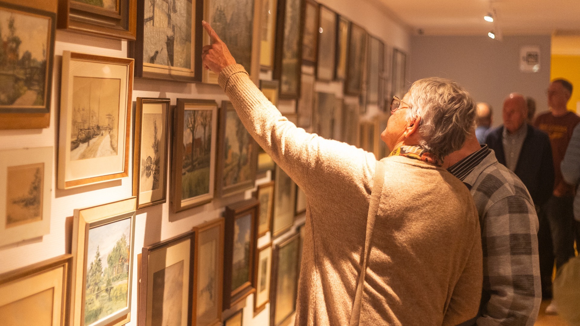 Drachtsters halen massaal schilderijen van de muur voor expositie Jan Planting
