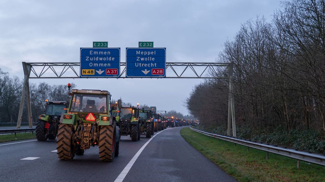 Boeren blokkeren de aansluiting van de A28 op de A37 met trekkers