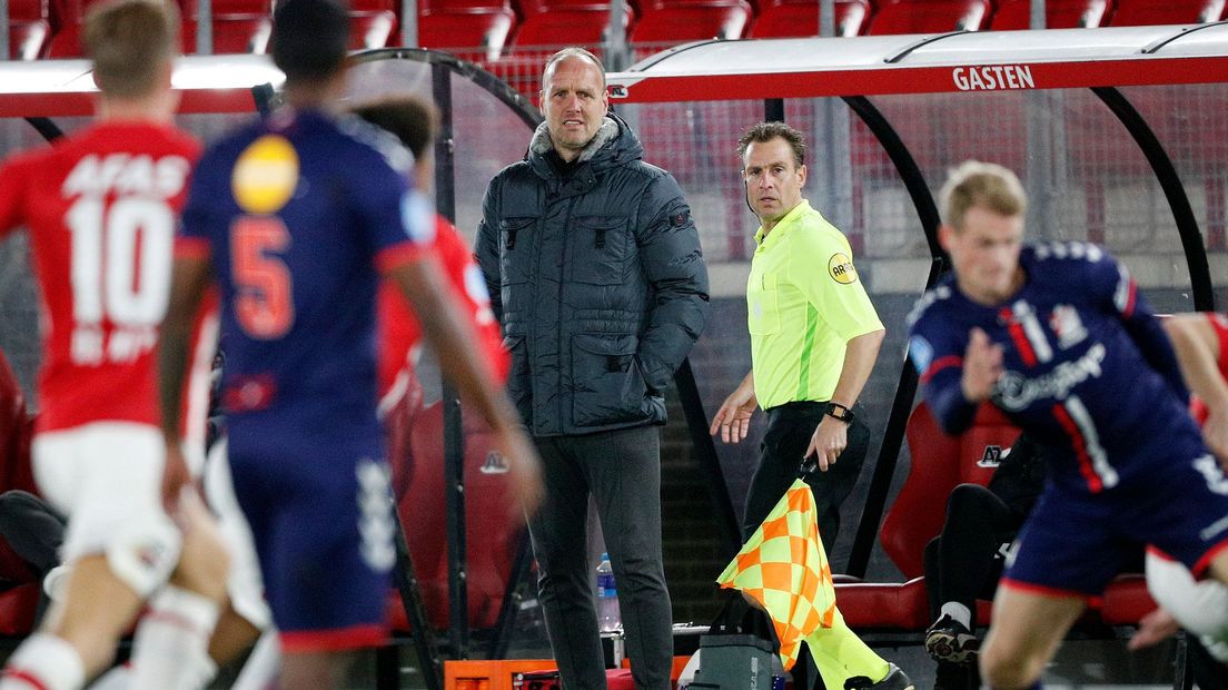 FC Emmen-trainer Dick Lukkien was na afloop van het duel tegen AZniet te spreken over scheidsrechter Nagtegaal