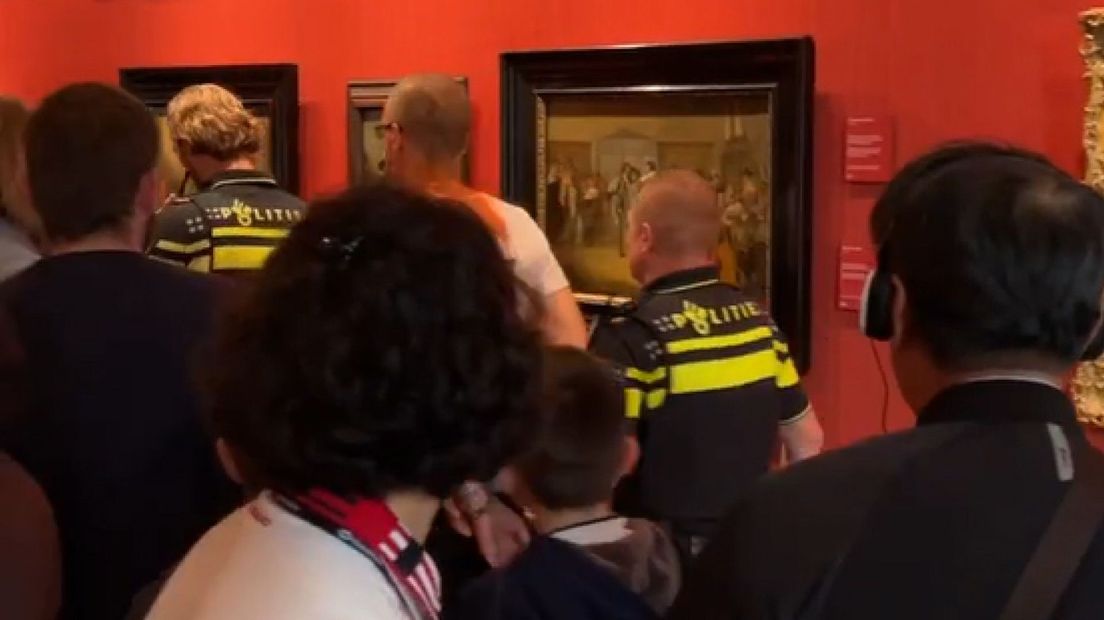 Een van de klimaatactivisten wordt gearresteerd in het Mauritshuis