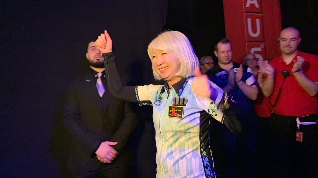 Mikiru Suzuki wint het vrouwentoernooi van de Dutch Open Darts.(Rechten: RTV Drenthe/Stijn Steenhuis)