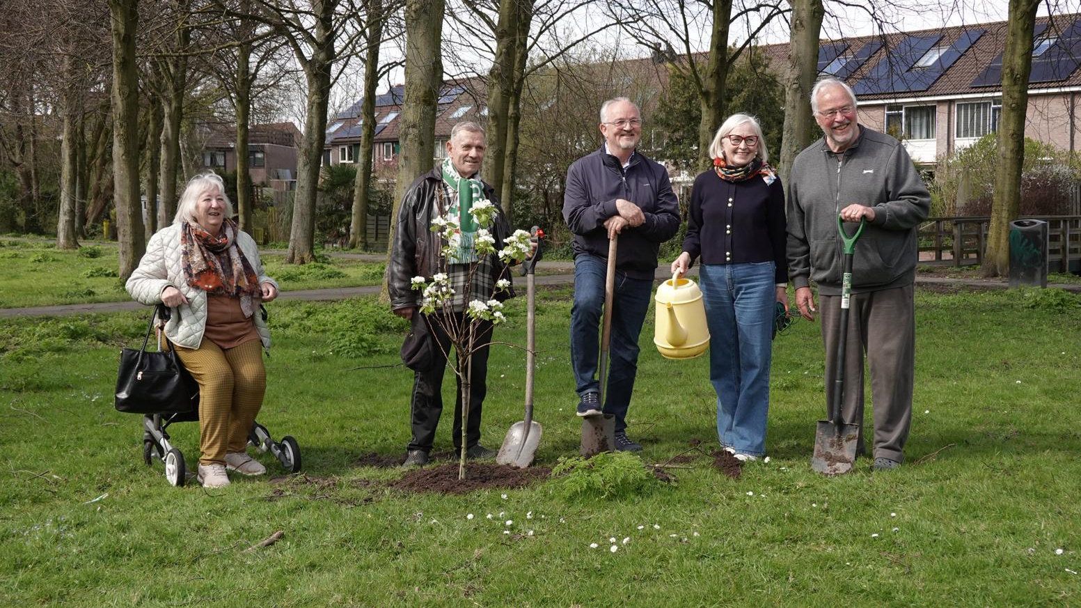 De oude wijkraad van Oosterflank bij hun geplante appelboompje: vlnr Nel Sørensen, Herbert Reinderhoff, Marcel en Sophia van Gent, Ronald Sørensen.