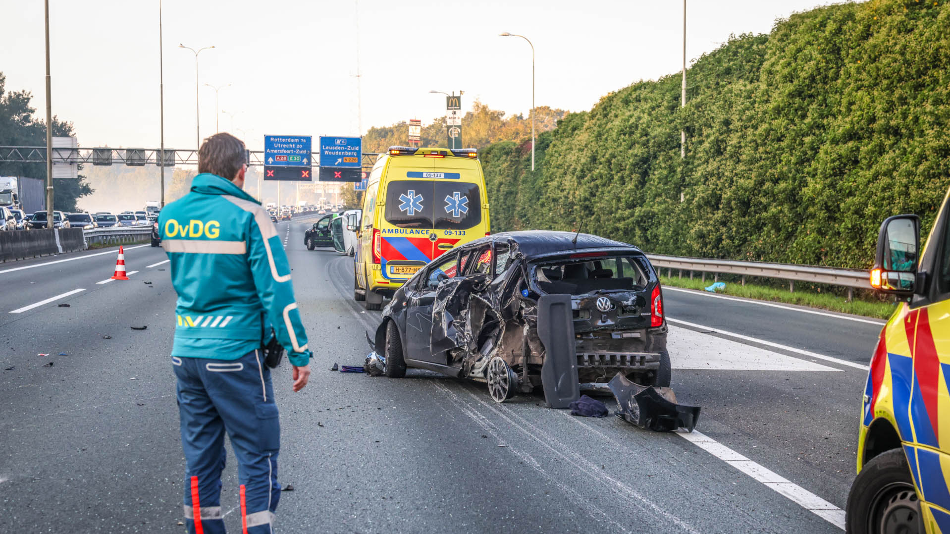 Twee uur vertraging op A28 na ongeluk bij Leusden, 2 rijstroken dicht.
