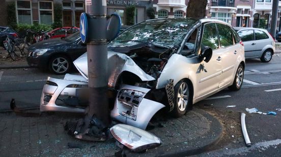 Auto maakt flinke klap tegen paal in Rotterdam-West