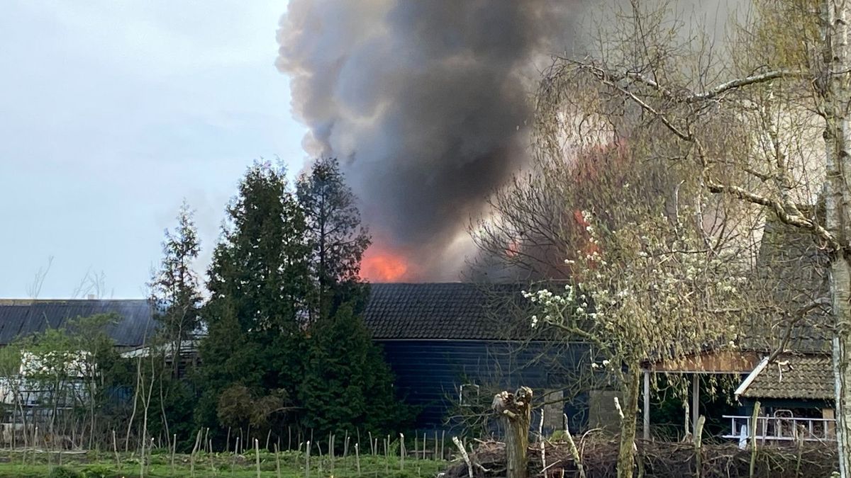 Uitslaande brand in woonboerderij Ouderkerk aan den IJssel