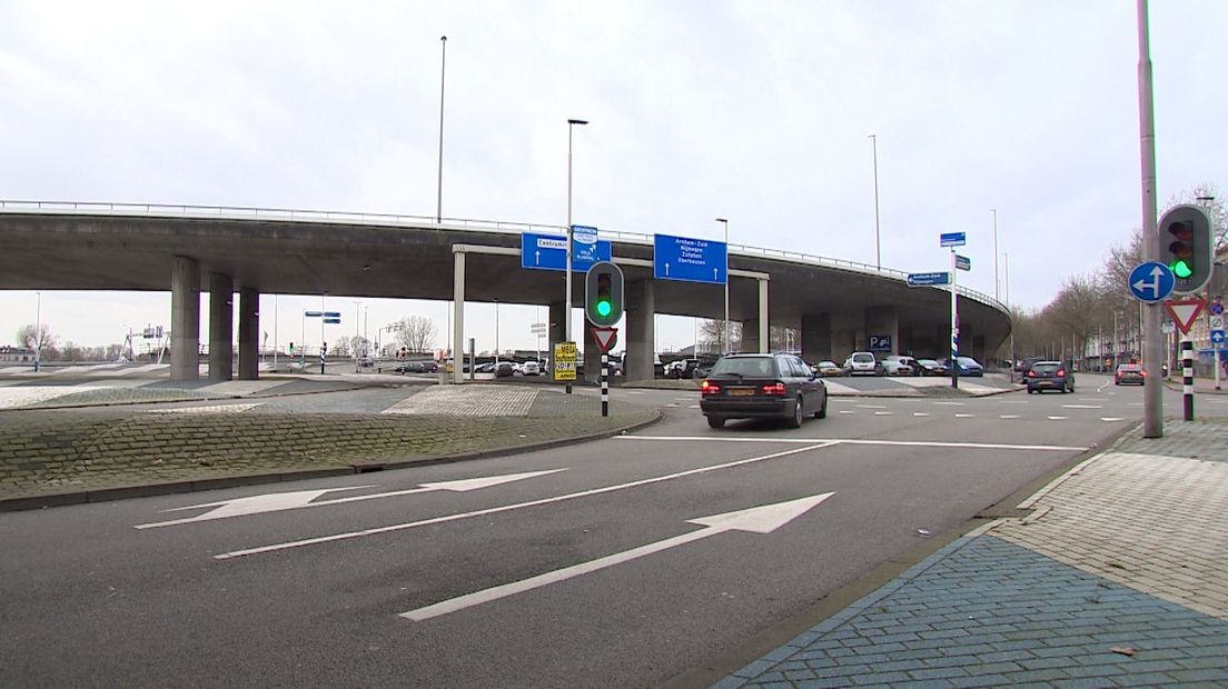 De binnensteden van Arnhem en Nijmegen moeten weer gaan bruisen. Beide gemeenten ondertekenden donderdag een verbintenis om de komende tien jaar 50 miljoen euro te investeren.
