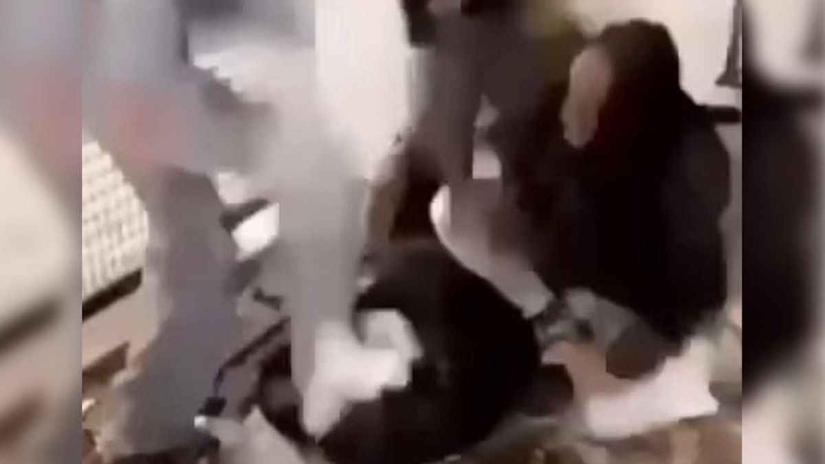 Meisje tegen hoofd getrapt in parkeergarage terwijl ze op grond ligt, twee andere meisjes opgepakt