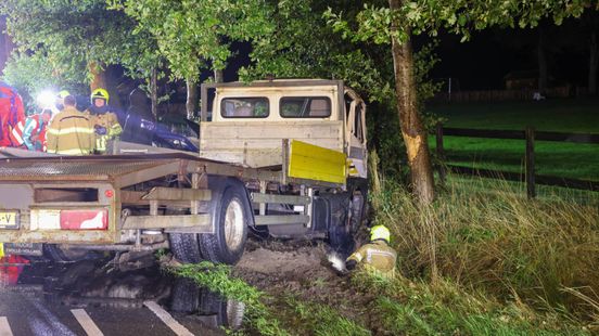 Ernstig ongeval • auto scheurt bij botsing